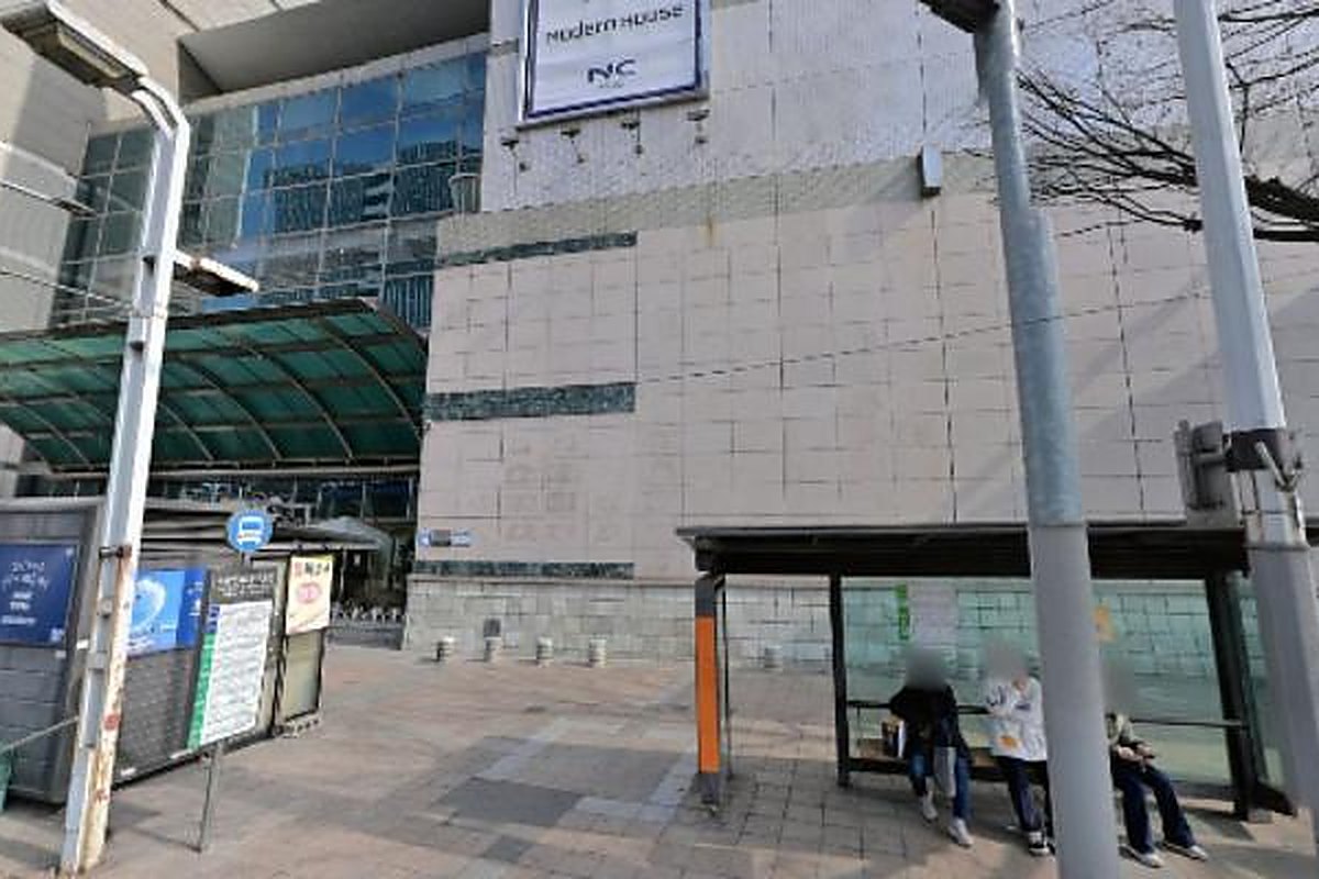 구로역 앞 NC백화점 구로점 정문과 버스정류장